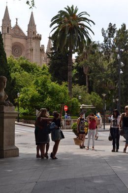 Turistas se toman una foto en el Paseo del Borne (Palma).