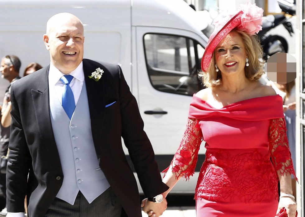 Nieves Herrero emocionada en la boda de su hija mayor./ Europa Press