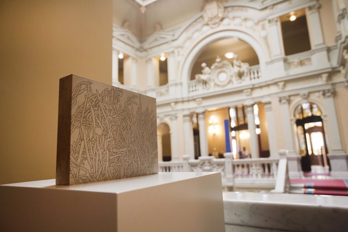 Montaje de la exposición de María Jesús Rodríguez en la Junta