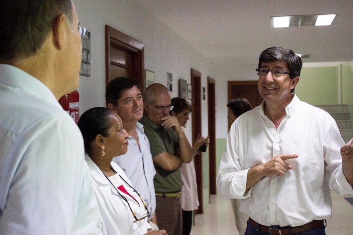 Juan Marín visita una residencia en Sanlúcar