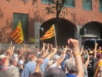 La concentración de la CUP ante la Guardia Civil encara a independentistas y organizaciones españolistas