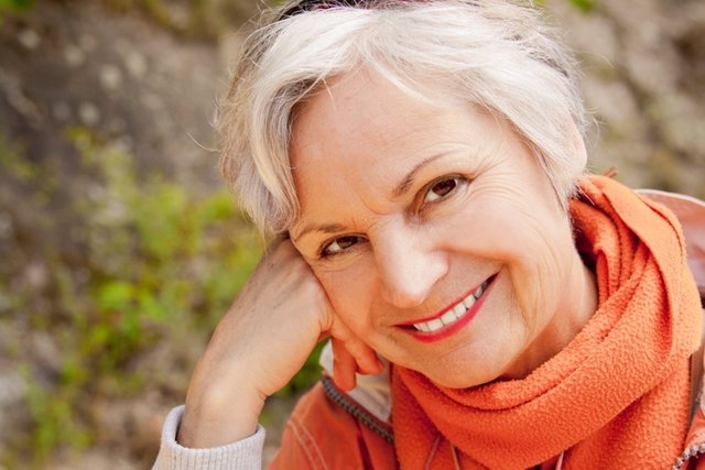 Mujer mayor sonriente, menopausia