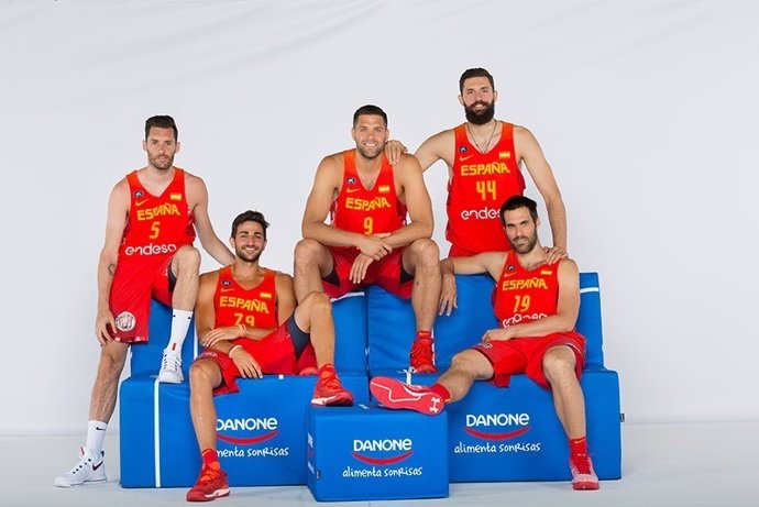 Jugadores de la selección española en el Espacio Danone