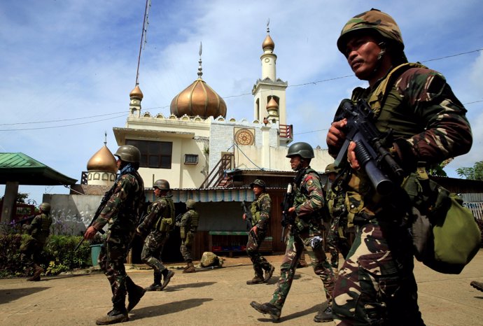 Soldados en Marawi, Filipinas, donde se cree que está el líder de Abú Sayyaf