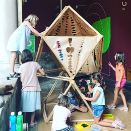 Niños jugando en el Centre del Carme