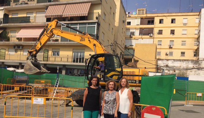 Representantes del PP de Alcalá junto a las obras