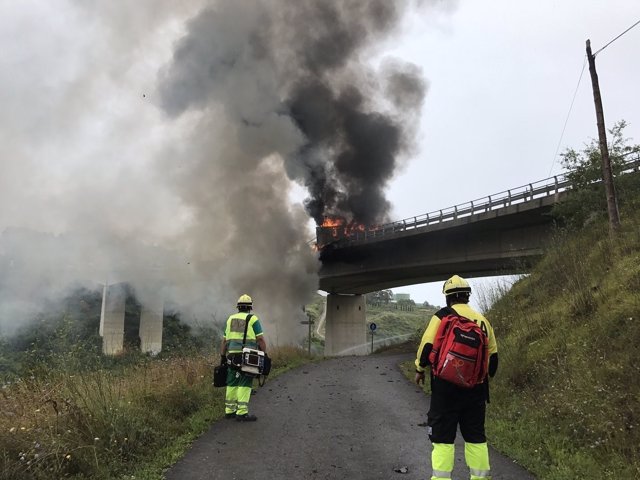 Accidente camión caído por puente de Ontón 