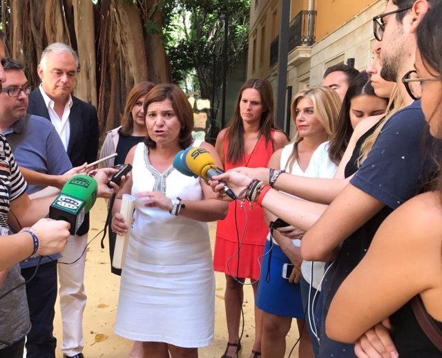 Isabel Bonig junto a González Pons atendiendo a los medios tras la reunión