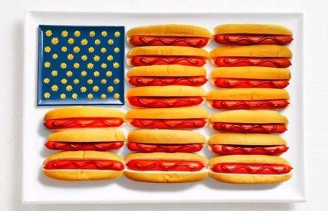 Bandera de USA hecha con mostaza y perritos calientes