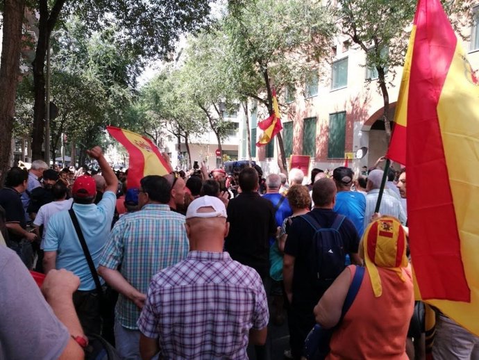 Manifestantes apoyan a la Guardia Civil en Cataluña