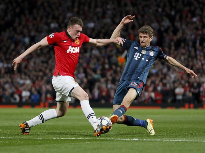 Phil Jones, del United, pelea con Muller del Bayern