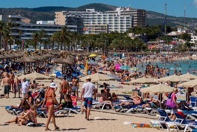 Turistas en la playa de Magaluf en Mallorca