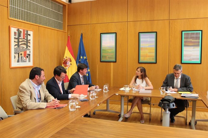 Reunión del dtor.De la ACAJ.Agustí con la dtora.Gnral del Agua L.Ardiles