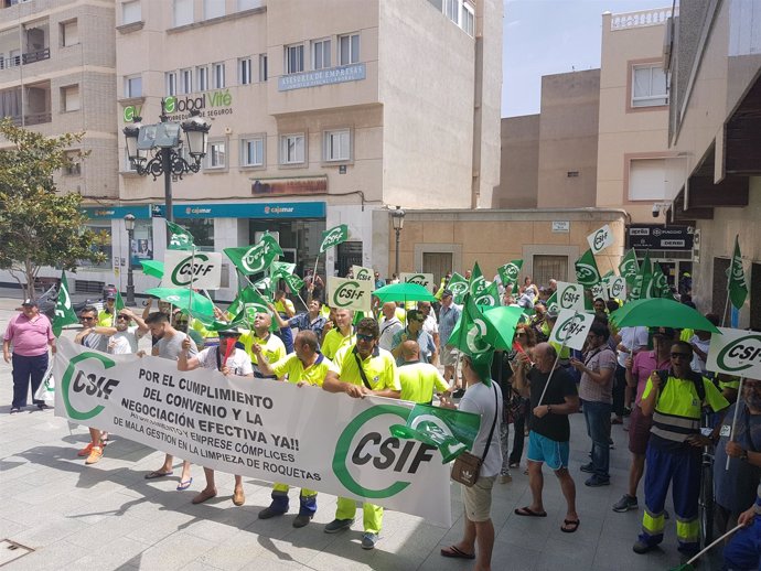 Trabajadores de Urbaser se manifiestan ante el Ayuntamiento de Roquetas
