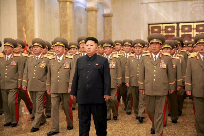 Kim Jong Un junto a un grupo de militares