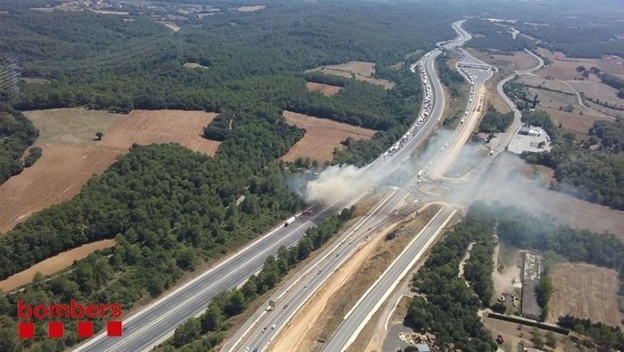 Incendi en l'AP-7 en Viladesens (Girona)