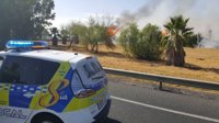 Un incendio de pastos mantiene cortado durante varias horas el acceso al aeropuerto de Sevilla desde Córdoba