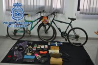 A prisión acusado de cinco robos con violencia en Rota por el método del tirón