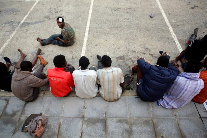 Immigrants entren a Ceuta a través de la tanca 