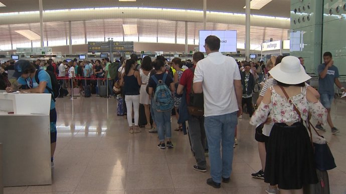 Caos en El Prat por colas y huelga de taxis