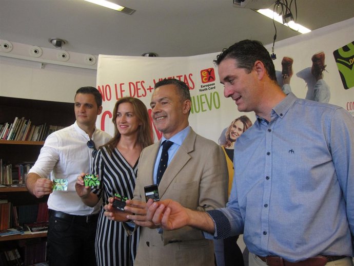 Azcona, Escobar y Díaz de Rada presentando el nuevo Carné Jóven Europeo