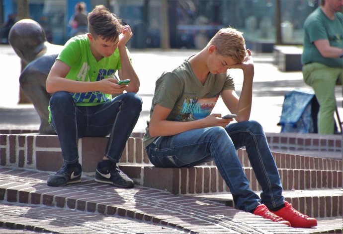 Jóvenes usando smartphone