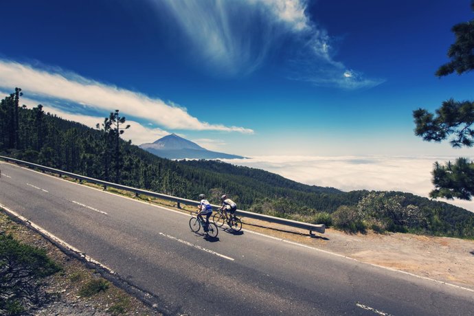 Ciclistas subiendo al Teide