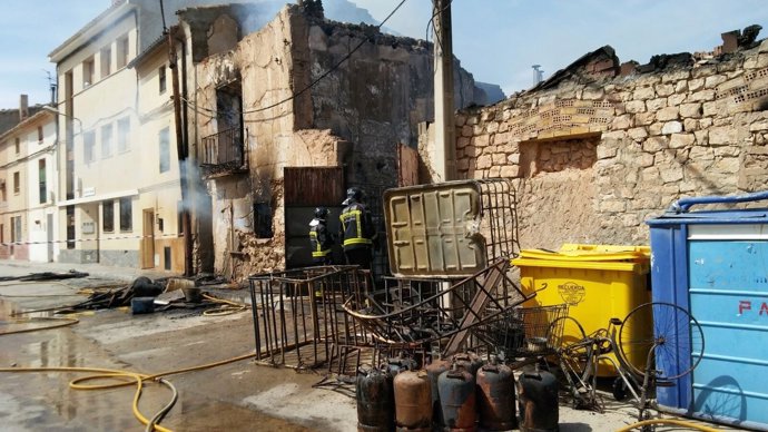 Un incendio ha destruido hoy un almacén en Lumpiaque (Zaragoza)