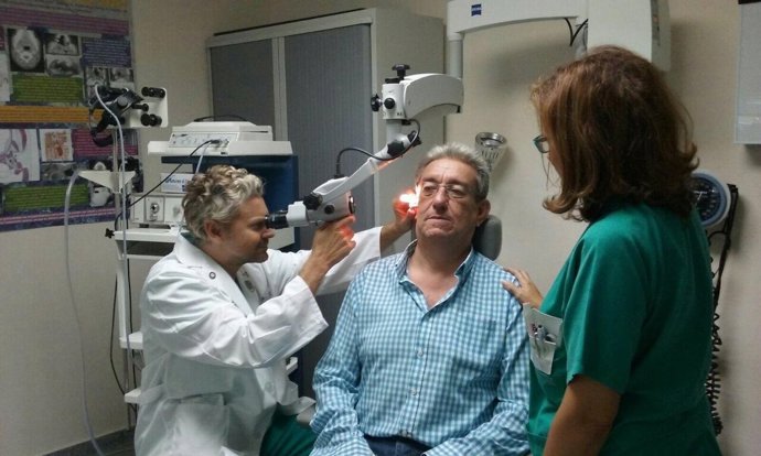 Profesionales sanitarios atienden a un paciente de Otorrinolaringología