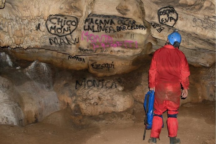 Espeleólogos casares actos vandálicos cueva hedionda 1 sierra de la utrera