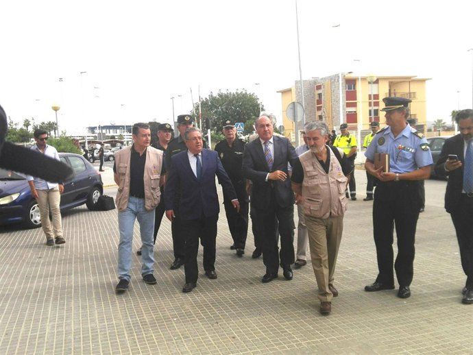 Zoido visita el dispositivo de la OPE en Algeciras