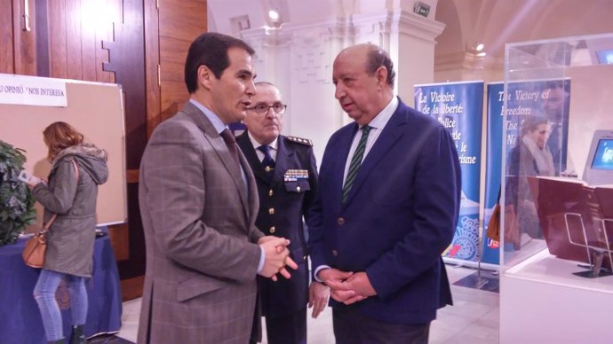 José Antonio Nieto con German López Iglesias y el comisario de Policía Córdoba