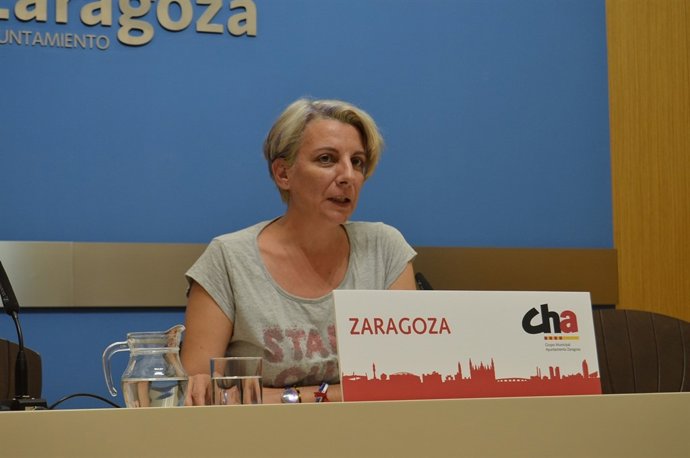 La concejal de CHA, Leticia Crespo, en rueda de prensa en el Ayuntamiento
