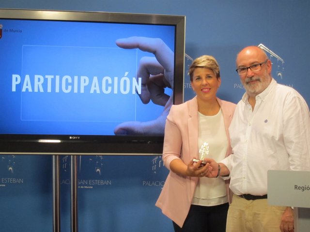 Noelia Arroyo junto con  Manuel Alcaraz, conseller de la Comunidad Valenciana