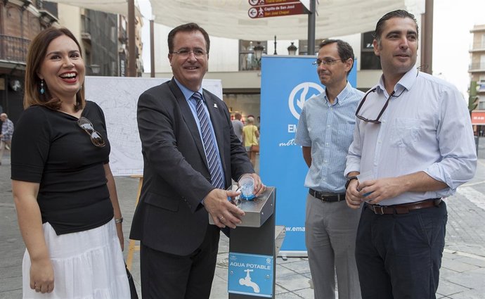 Juan Carlos Cabrera junto a la nueva fuente 