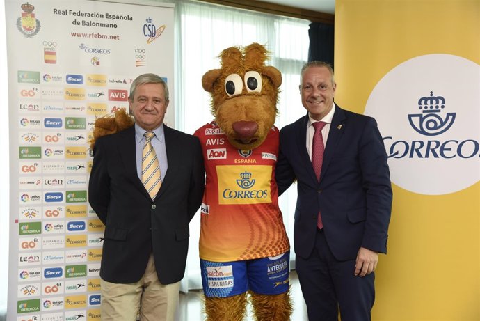 Javier Cuesta Nuin, la mascota Rosca y Francisco V.Blázquez