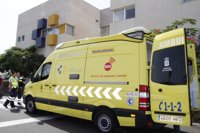 Agentes de la Guardia Civil auxilian a una mujer y a su bebé tras dar a luz en su casa de Lanzarote