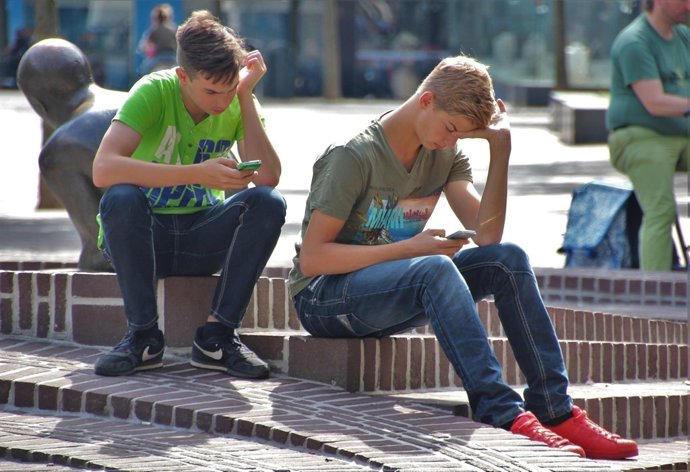 Joves utilitzant un 'smartphone'