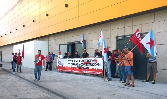 Protesta de la CIG ante las obras del Zara de Marineda