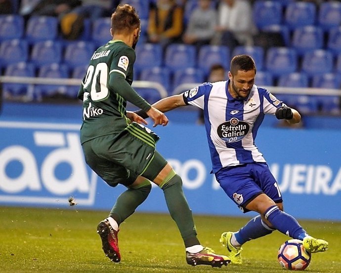 Andone ante Pezzela en un Deportivo-Betis