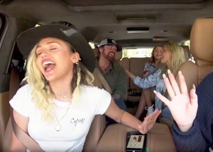 No te vas a querer perder el Carpool Karaoke de la familia Cyrus