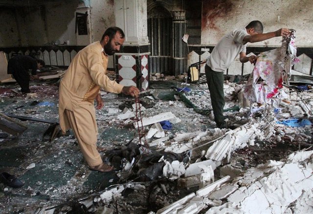 Familiares de las víctimas inspeccionan la zona del atentado