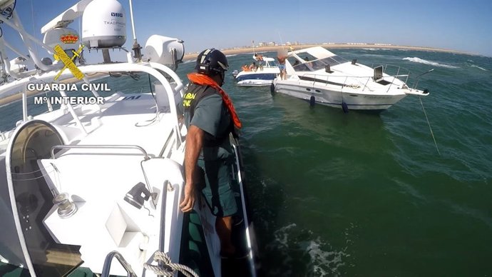 Rescate de ocupantes de una embarcación a la deriva en Punta Umbría.