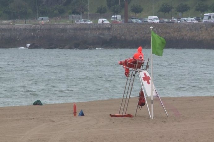 Socorrista en la playa de Ereaga con mal tiempo