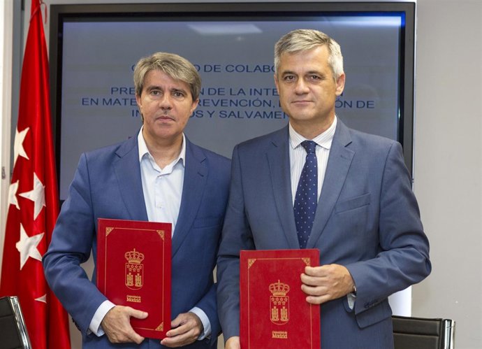 El consejero de Presidencia, Ángel Garrido, con el alcalde de Móstoles