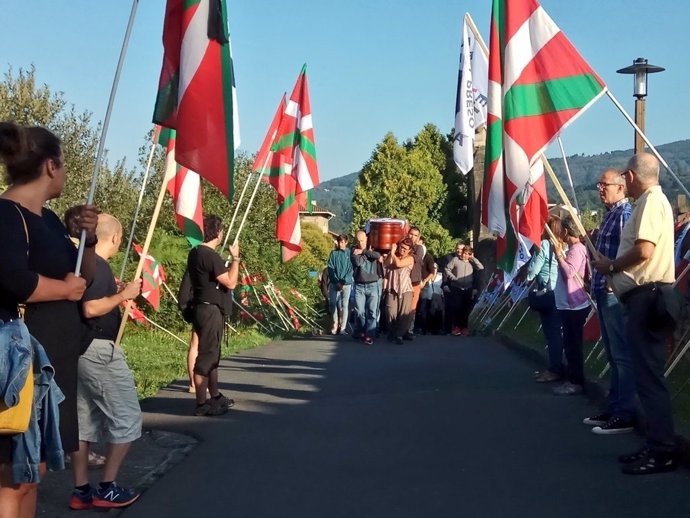 Llegada del féretro al tanatorio de Galdakao