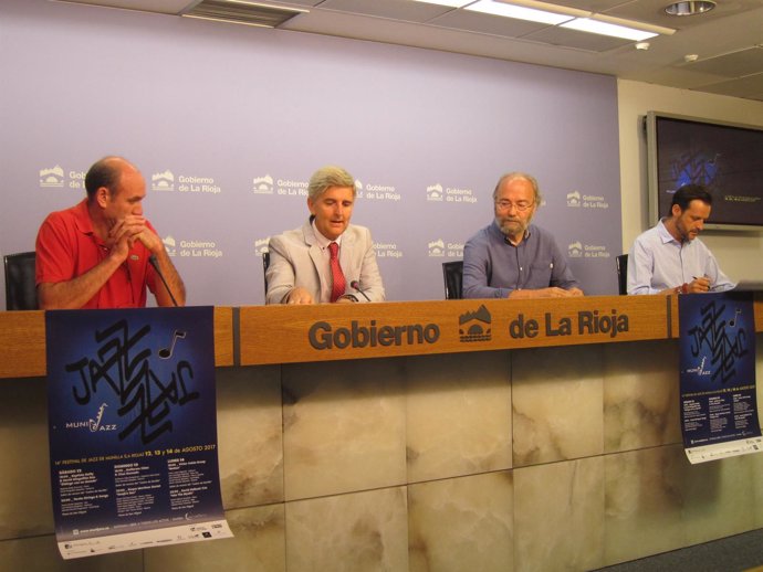 Rodríguez Osés junto alcalde de Munilla, Montiel y Doming                       