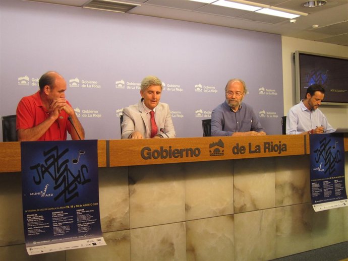 Rodríguez Osés junto alcalde de Munilla, Montiel y Doming                       