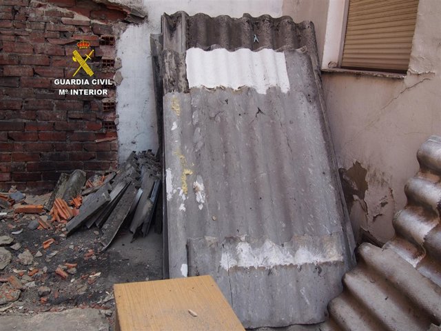 Placas de uralita manipuladas por los trabajadores.   