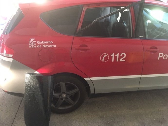 Daños en el coche patrulla de la Policía Foral